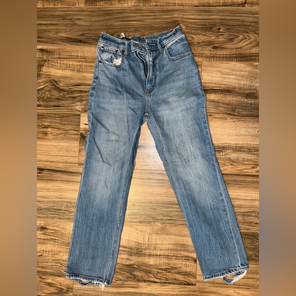 The ankle straight ultra high rise SHORT,light,distressed hem at the ankles.